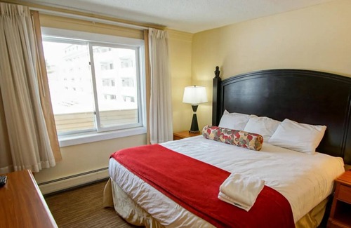 Lincoln Resort | Across the street from Loon Mountain. Free ski shuttle from your unit!