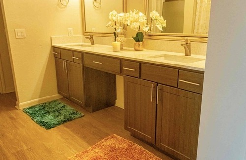 Deep Ellum House | Active Townhome in the heart of Downtown Dallas's favorite spots: Farmers Market