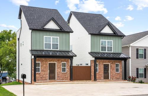 Clarksville House | Adam's Downtown Retreat with 2 Rooftop Patios (1012/1014 Franklin)