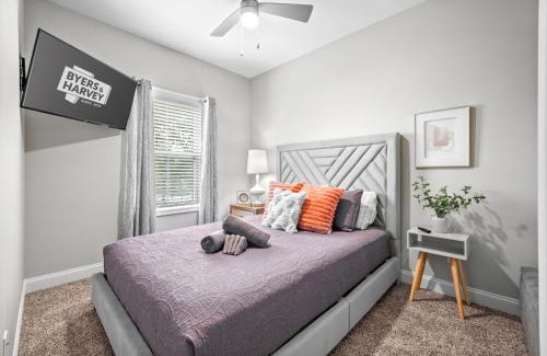 Clarksville House | Adam's Downtown Retreat with 2 Rooftop Patios (1012/1014 Franklin)