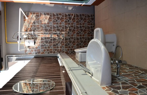 Chana Songkhram Hotel | Adamaz House