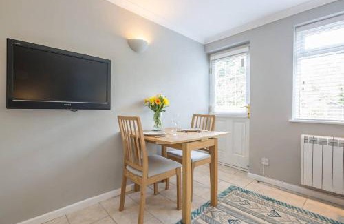 Cambridge Apartment | Addenbrookes Flat 2 mins walk free Private Parking