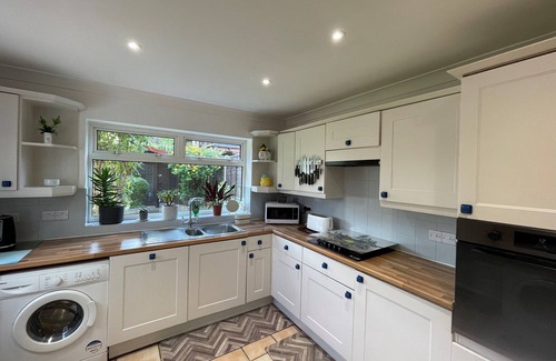 Runnymede Ski Chalet | Addlestone, Cosy Three Bedroom House