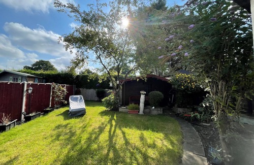 Runnymede Ski Chalet | Addlestone, Cosy Three Bedroom House