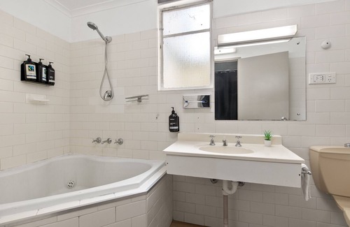 Adelaide Central Business District Hotel | Adelaide Paringa