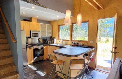 Mazama Cabin | Adeline - cute Mazama meadow cabin with sauna