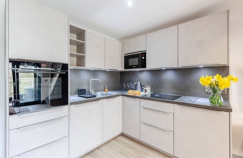 Kingswood House | Aderyn Du - One Bedroom House, Sleeps 2