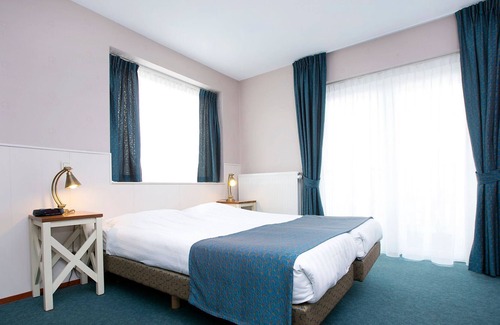 Municipality of Hellevoetsluis Apartment | Adjusted hotel room with a balcony, near the beach