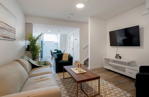 Jasper Place Apartment | Adorable 1 bedroom suite - 8mins from West Edmonton Mall
