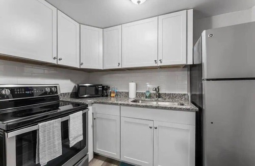 Lakeshore South Apartment | Adorable 1 Bedroom Cottage with Wifi, Kitchen, TV