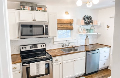 Columbia Apartment | Adorable 1BR Apt. w/KING bed 1 m. to square!