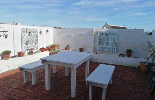 Arniston Cottage | Adorable 2 bedroom apartment with enclosed courtyard and partial sea view