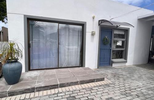 Sandbaai House | Adorable 2 Bedroom Cottage with spacious veranda