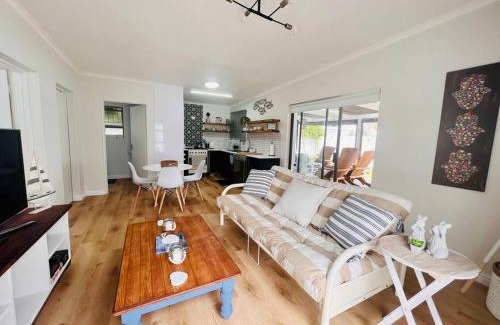 Sandbaai House | Adorable 2 Bedroom Cottage with spacious veranda