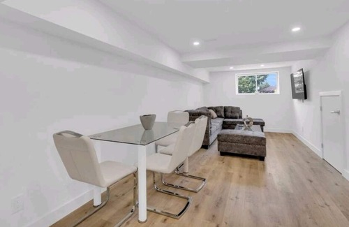 Toronto House | Adorable 2 bedroom place with parking spot