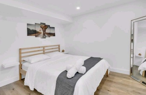 Toronto House | Adorable 2 bedroom place with parking spot