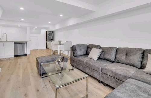 Toronto House | Adorable 2 bedroom place with parking spot
