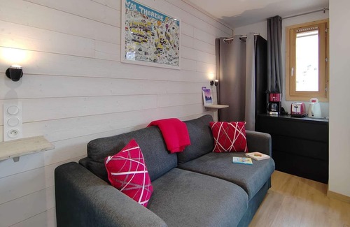 Val-Thorens Apartment | adorable 23m² studio, with east-facing balcony, breathtaking view of the snow-covered mountains.
