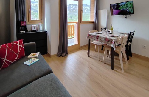 Val-Thorens Apartment | adorable 23m² studio, with east-facing balcony, breathtaking view of the snow-covered mountains.