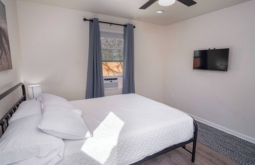 Denver Heights Hotel | Adorable 2BR Guesthouse Close to Riverwalk and DT