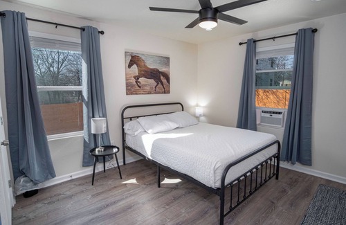 Denver Heights Hotel | Adorable 2BR Guesthouse Close to Riverwalk and DT