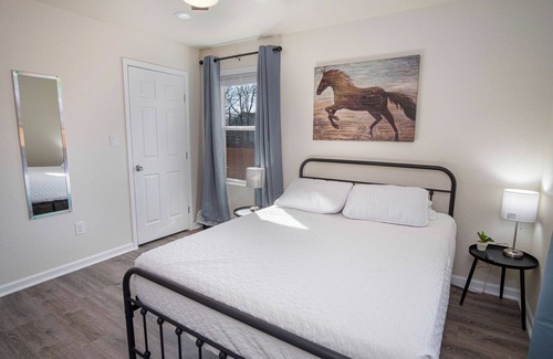 Denver Heights Hotel | Adorable 2BR Guesthouse Close to Riverwalk and DT