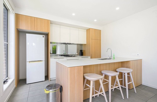 Leppington House | Adorable 4Br house with Wifi & Parking Denham Court