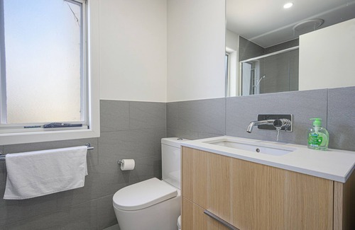 Leppington House | Adorable 4Br house with Wifi & Parking Denham Court