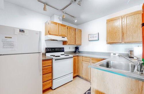 Freeland Apartment | Adorable bayfront getaway w/a full kitchen, free WiFi, & beach access