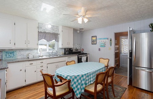 Cayucos House | Adorable Beach Cottage only a block to the beach and a short walk to downtown