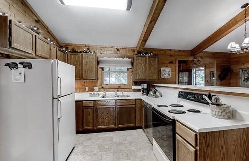 Townsend Cabin | Adorable Cabin snuggled in the trees AND Smoky Mountains!