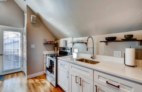 Cole Cottage | Adorable, central, cozy loft with deck!