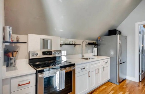 Cole Cottage | Adorable, central, cozy loft with deck!