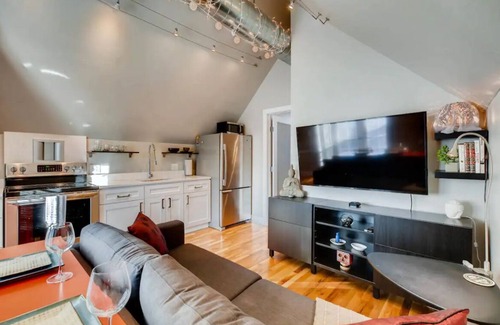 Cole Cottage | Adorable, central, cozy loft with deck!