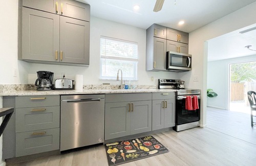 United Central House | Adorable Compound for 10 - including main house and 2 private studios