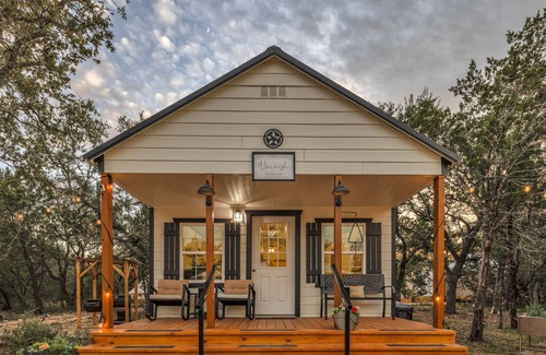Marble Falls Villa | Adorable container villa on Retreat Ranch