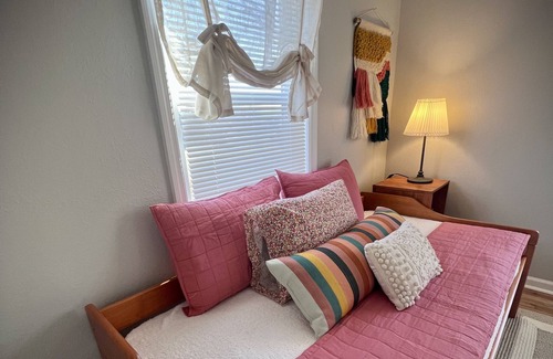 Powell Cottage | Adorable Cottage fully stocked and convenient to everything!
