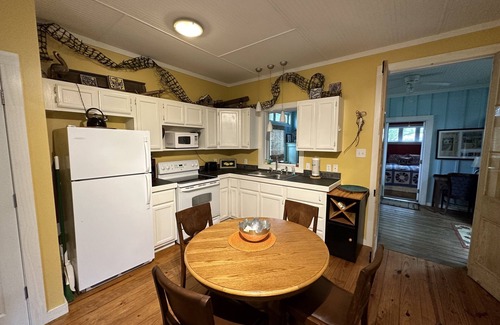 Bay St Louis Cottage | Adorable Cottage, only one block from the sandy beach!