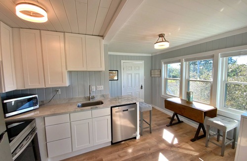 Surf Side Shores House | Adorable cottage w/Beach Access