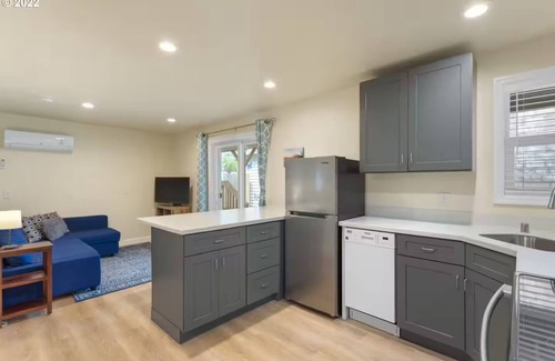 Vancouver Apartment | Adorable, cozy 2 bedroom guesthouse, close to PDX, built to work away from home