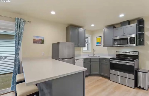 Vancouver Apartment | Adorable, cozy 2 bedroom guesthouse, close to PDX, built to work away from home