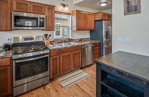 Dover Bay House | Adorable Dover Bay Resort Bungalow | Marina, Walking Paths | Dog Friendly
