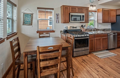 Dover Bay House | Adorable Dover Bay Resort Bungalow | Marina, Walking Paths | Dog Friendly