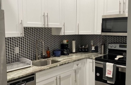 Sunset Park Cottage | Adorable Guest house with 2 bedrooms-Great Location