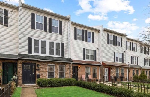 Columbia Heights House | Adorable Guesthouse | Free Parking | DCottage