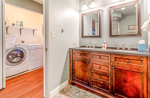 Rohnerville House | Adorable home near the coast with fast WiFi, fireplace, & full kitchen
