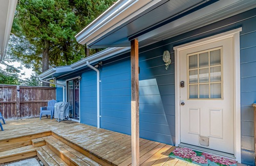 Rohnerville House | Adorable home near the coast with fast WiFi, fireplace, & full kitchen