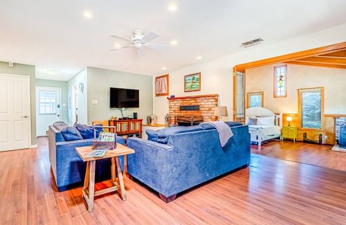 Rohnerville House | Adorable home near the coast with fast WiFi, fireplace, & full kitchen