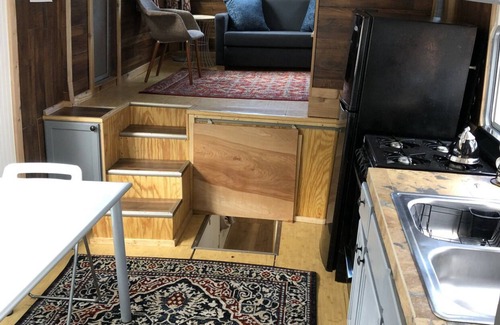 Sailboat Bend Boat Rental | Adorable Houseboat on the river