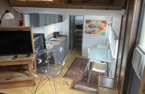 Sailboat Bend Boat Rental | Adorable Houseboat on the river